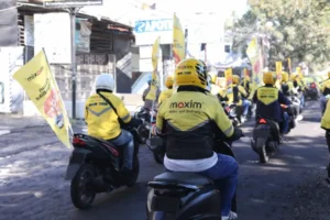 Ratusan driver Maxim Makassar gelar konvoi dan aksi bersih Masjid Al Markaz
